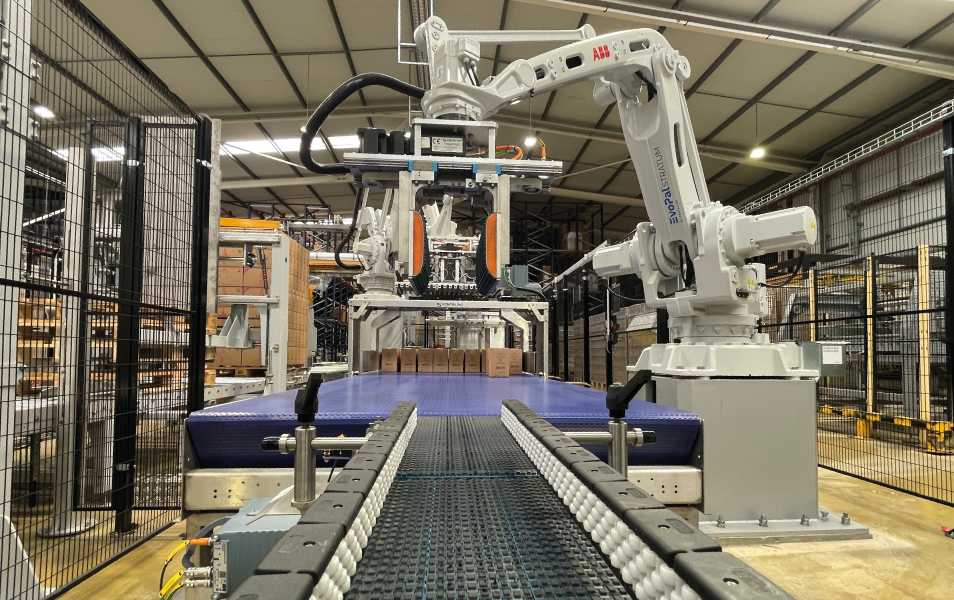 Detalhe técnico de braço robótico em unidade de paletização dedicada.