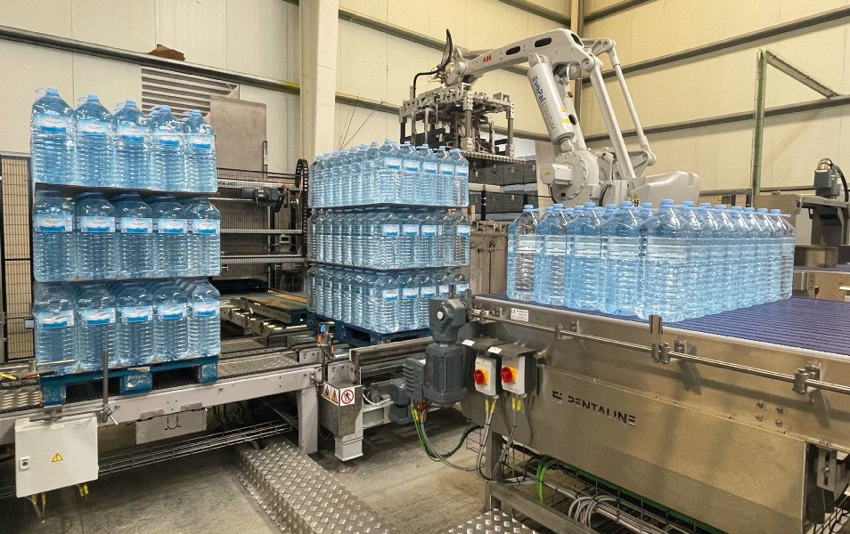 Sistema de paletização robotizada para o setor de águas e bebidas.