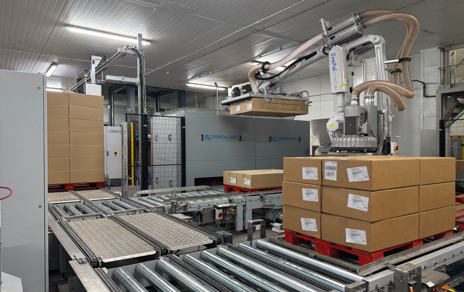 Linha de paletização automática de caixas com braço robótico industrial.